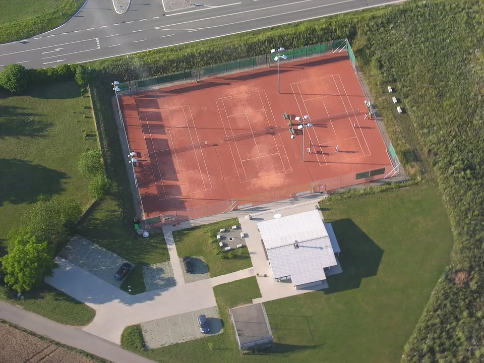 Tennisanlage mit Sandplätzen von oben