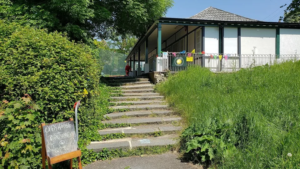 Treppe zum Clubhaus der Tennisanlage
