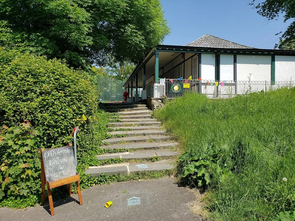 Treppe zum Clubhaus der Tennisanlage