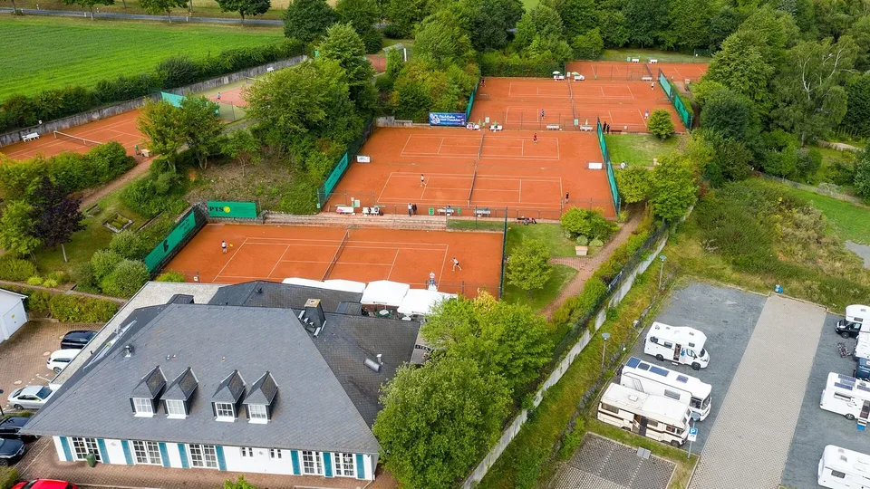 Clubanlage mit Sandplätzen von oben